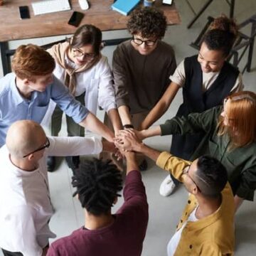 employés qui célèbrent diversité et inclusion